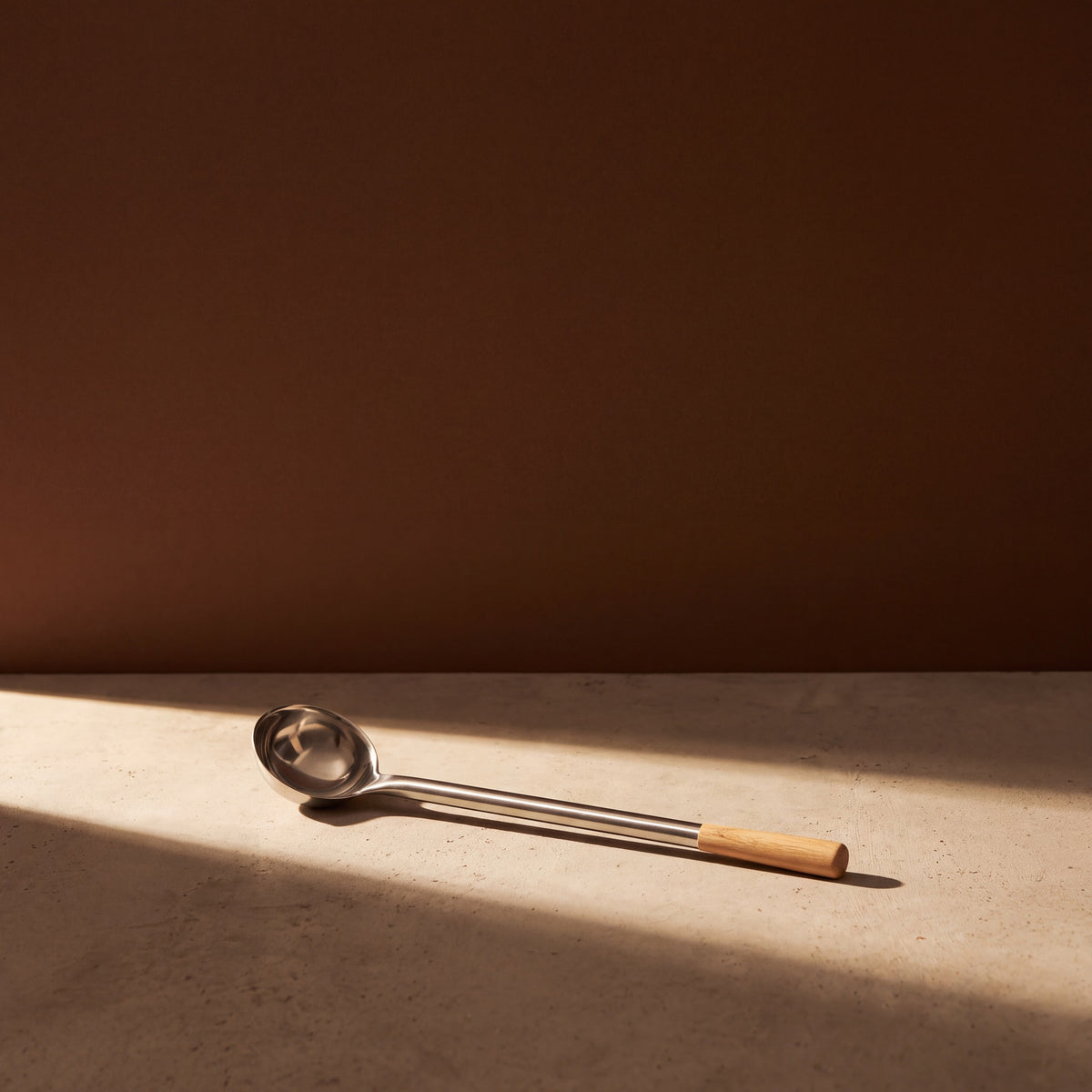 4Living Sauna Ladle Steel and Wood - lifestyle in sunlight