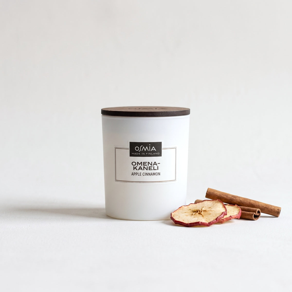 Apple-Cinnamon Scented Candle by Osmia with dried apple and cinnamon