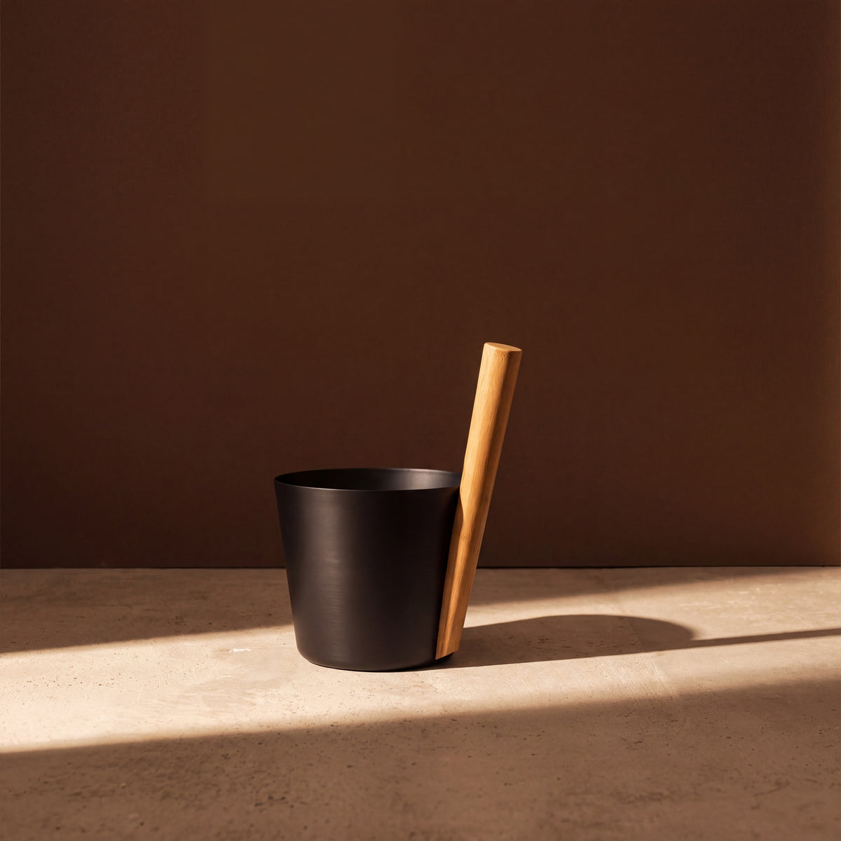 Rento 5l Anodised Aluminium Sauna Pail in Black - lifestyle in sunlight