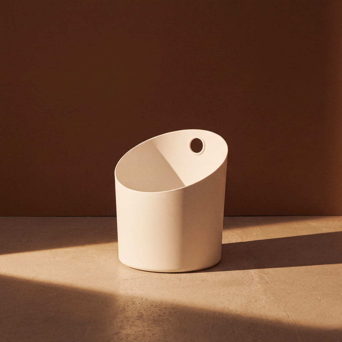 KOLO Sauna Bucket White - lifestyle in sunlight