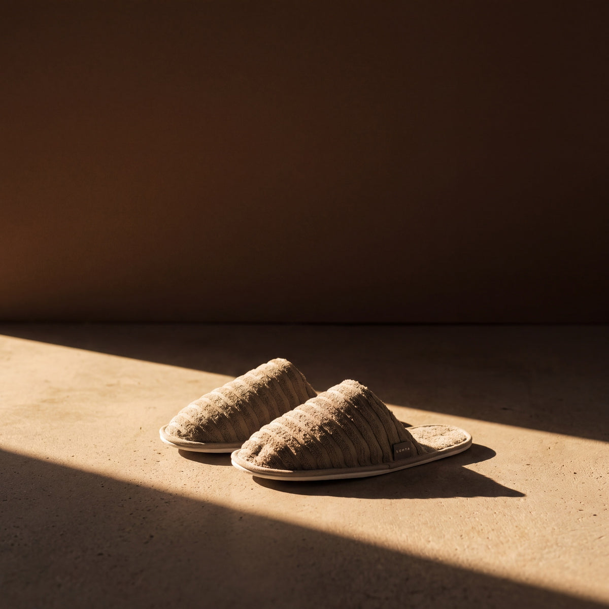 Luhta Aalto Sauna Slippers Dark Khaki - lifestyle in sunlight