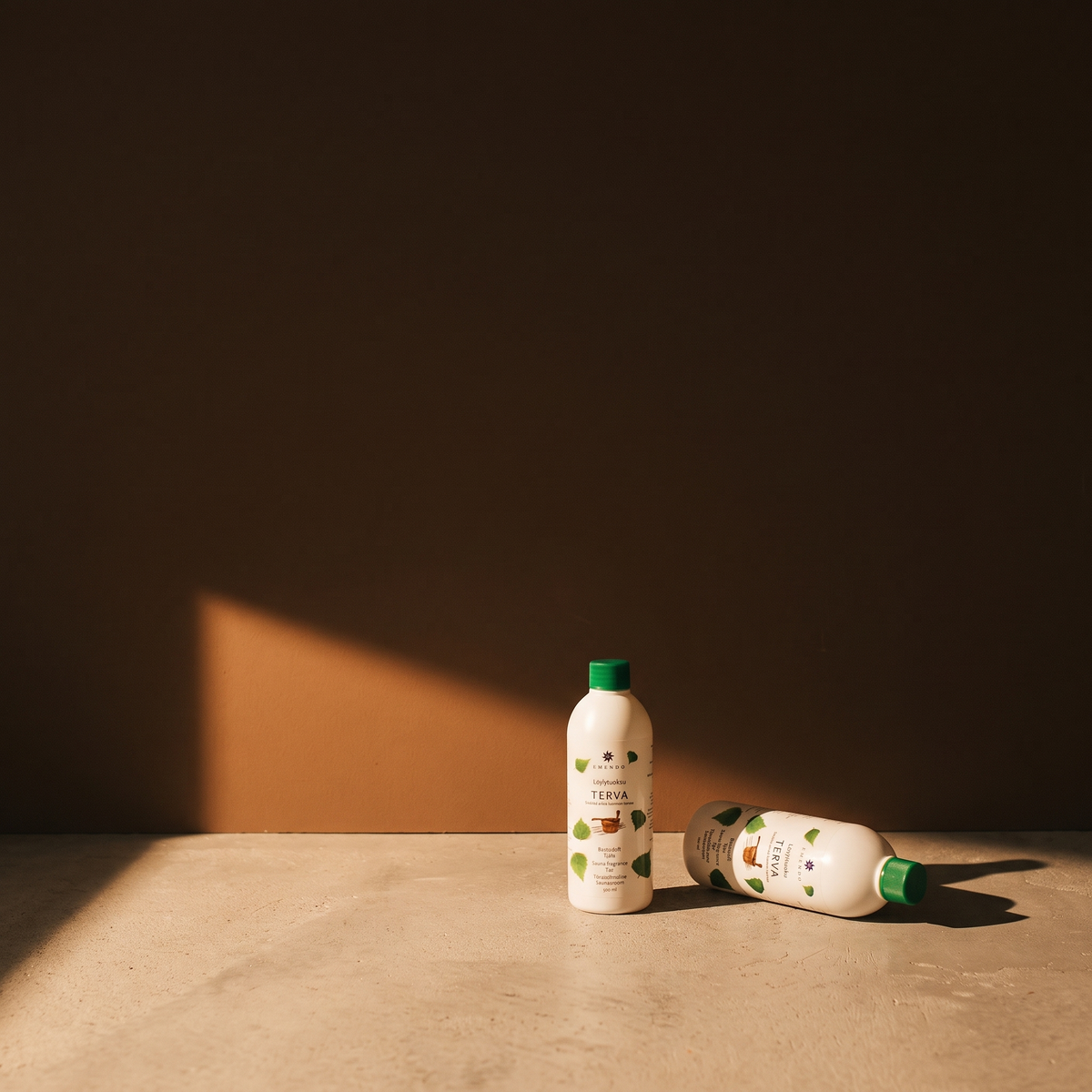 Emendo Tar Sauna Scent (500ml) - lifestyle in sunlight