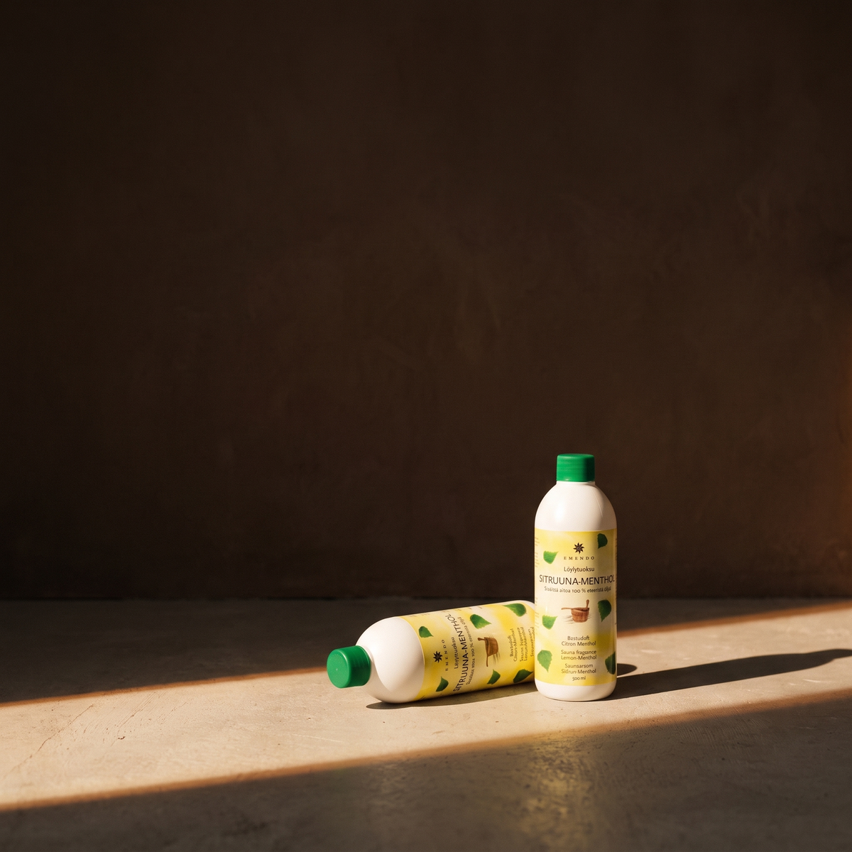 Emendo Lemon & Menthol Sauna Scent (500ml) - lifestyle in sunlight