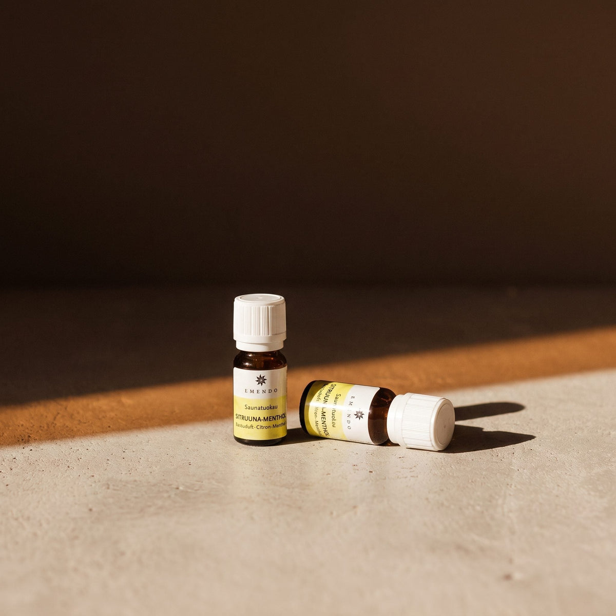 Emendo Lemon & Menthol Sauna Scent (10ml) - lifestyle in sunlight