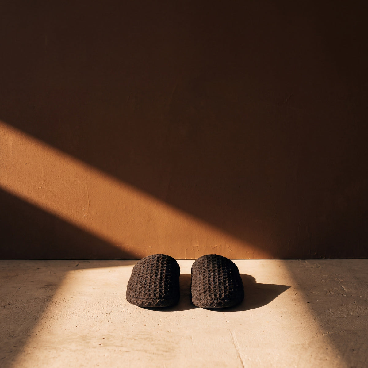 Luhta Pellava Sauna Slippers Black - lifestyle in sunlight