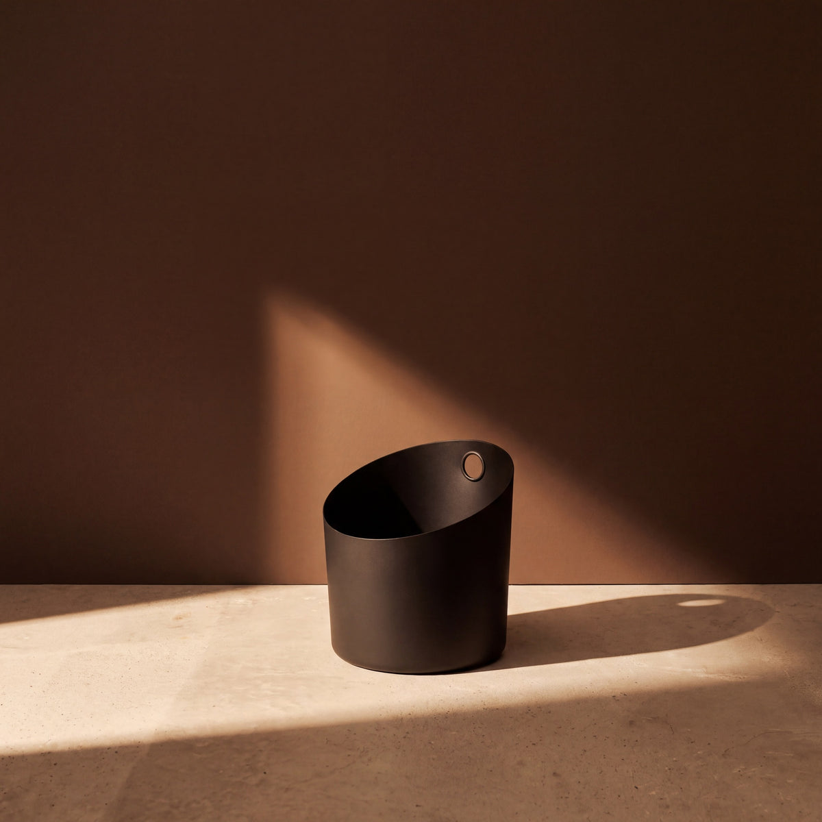 KOLO Sauna Bucket Black - lifestyle in sunlight