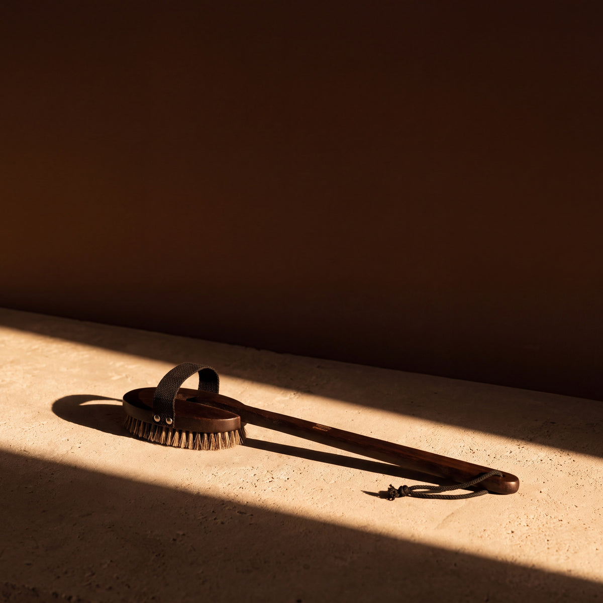 Rento Exfoliating Sauna Bath Brush Dark Bamboo with Detachable Handle - lifestyle in sunlight