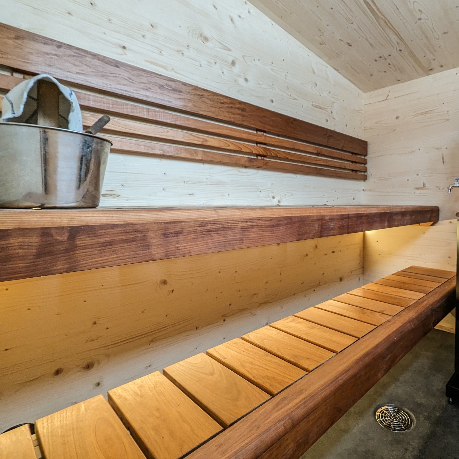 Sauna Trailer 'Ahma' with Dressing Room by Lapelland | Finnmark Sauna